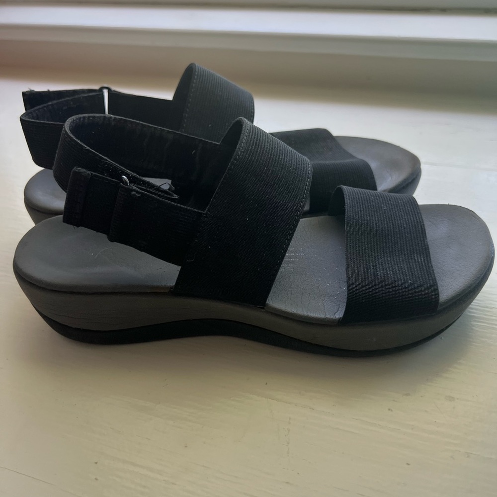 Clarks sandals. Velcro closure.